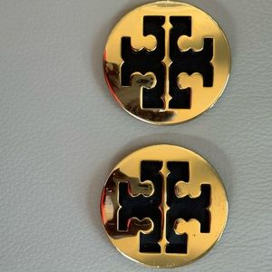 Tory Burch shoe emblem from a flats